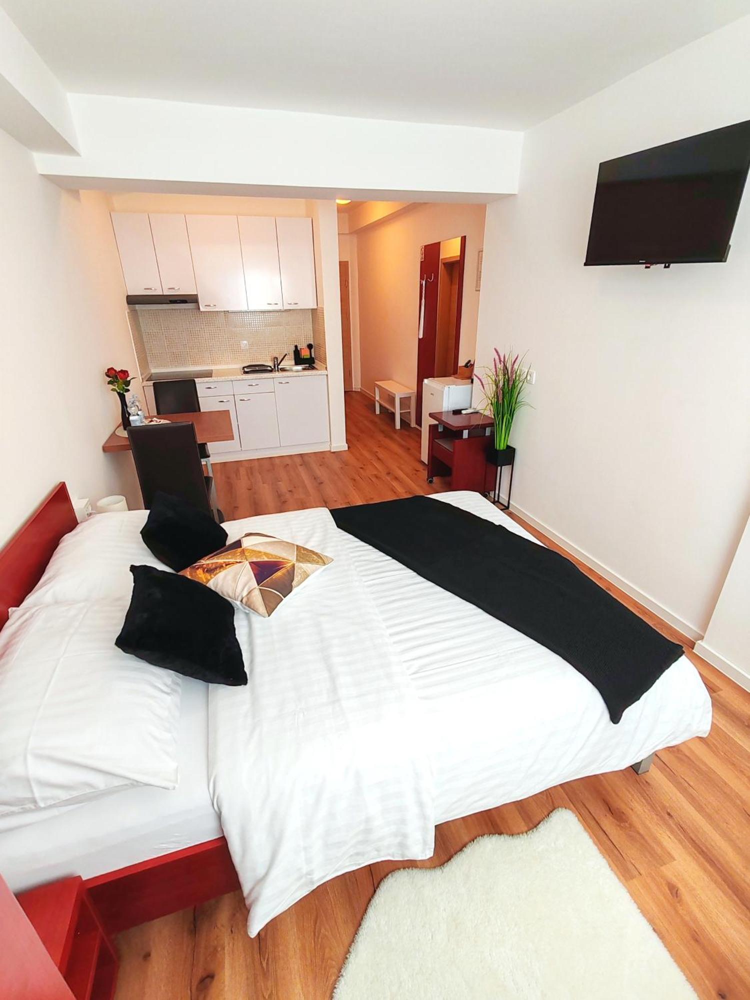 Lucky Center Ljubljana Appartement Buitenkant foto